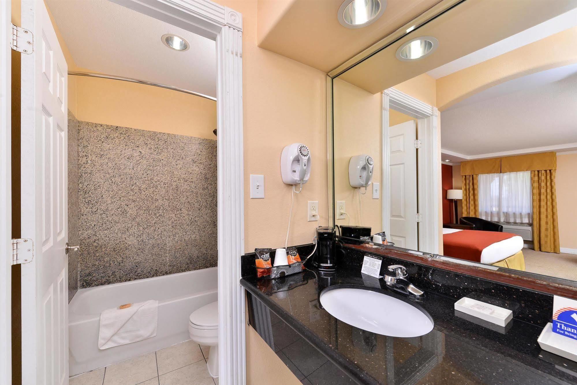 Americas Best Value Inn Angleton Exterior foto